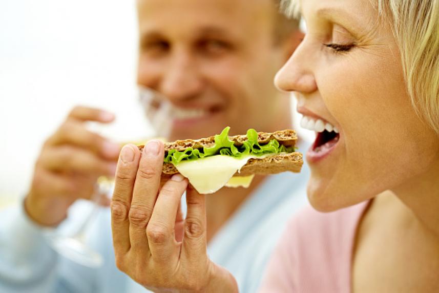 Photo: Couple eating healthy 
