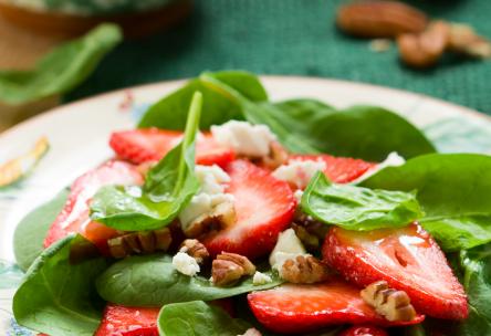 Spinach salad with strawberries