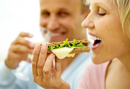 Photo: Couple eating healthy